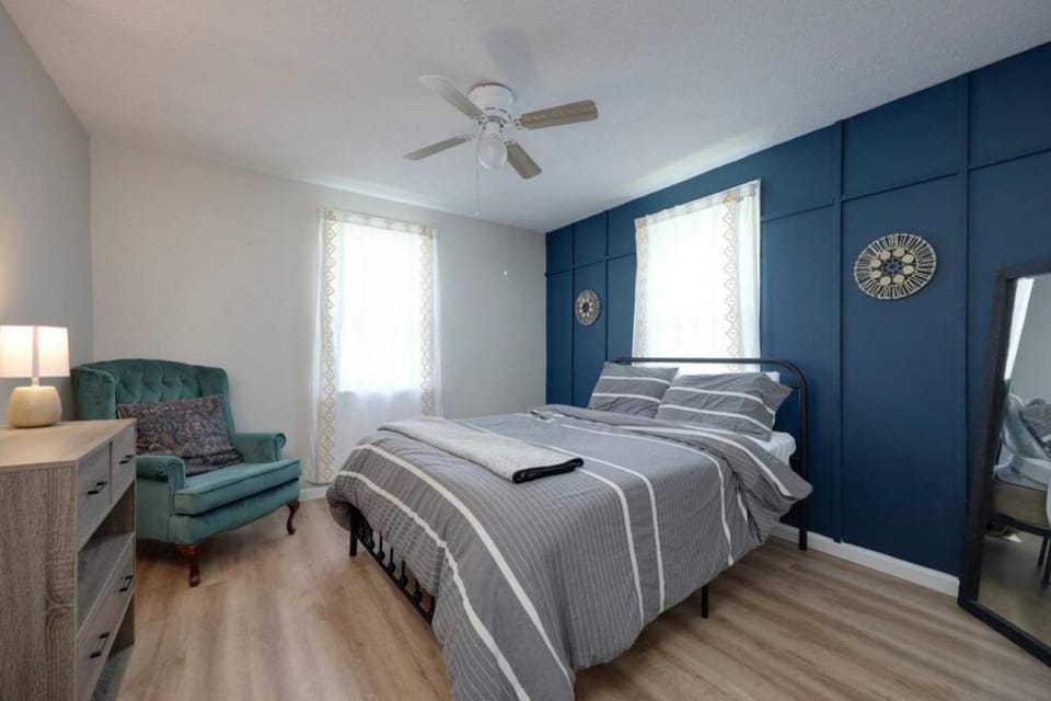 5 Min to Airport Pet Friendly Fire pit Fenced Yard House in Nashville