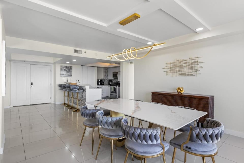 Solare Tower, Sunset Oasis, Beachfront Complex Apartment in South Padre Island