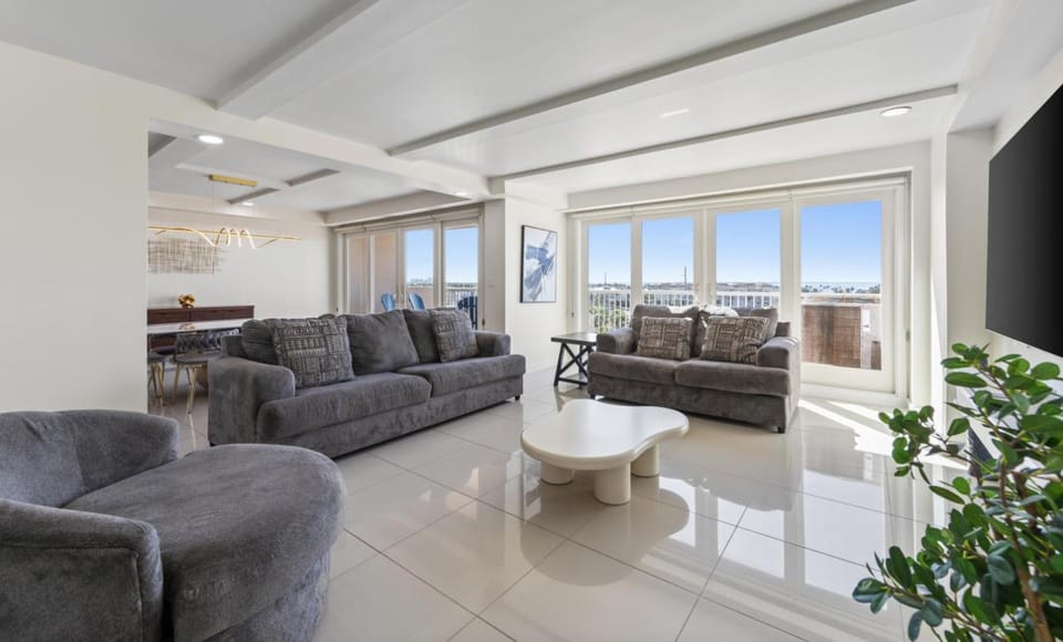 Solare Tower, Sunset Oasis, Beachfront Complex Apartment in South Padre Island