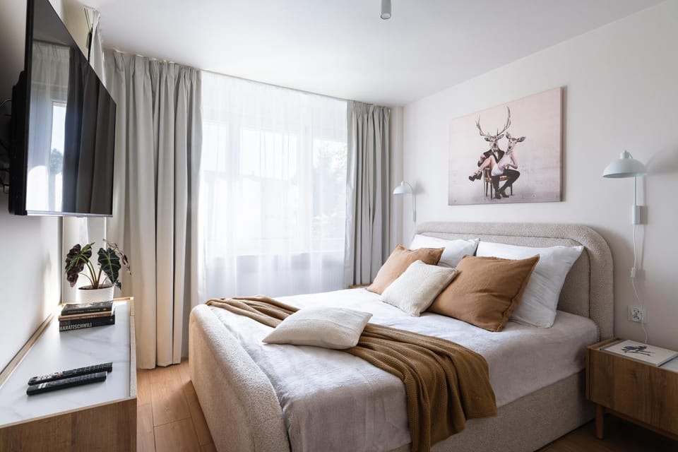 Bed, TV and multimedia, Bedroom