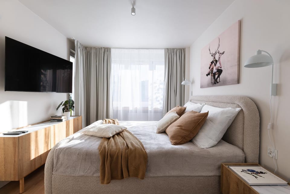 Bed, TV and multimedia, Bedroom
