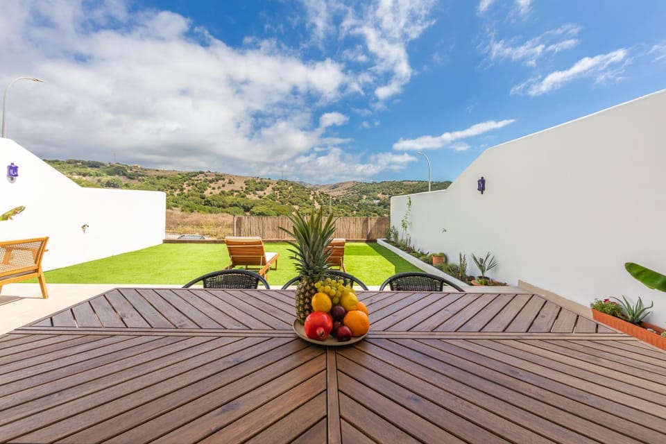 Large garden with countryside views, pool & WIFI Apartment in Tarifa