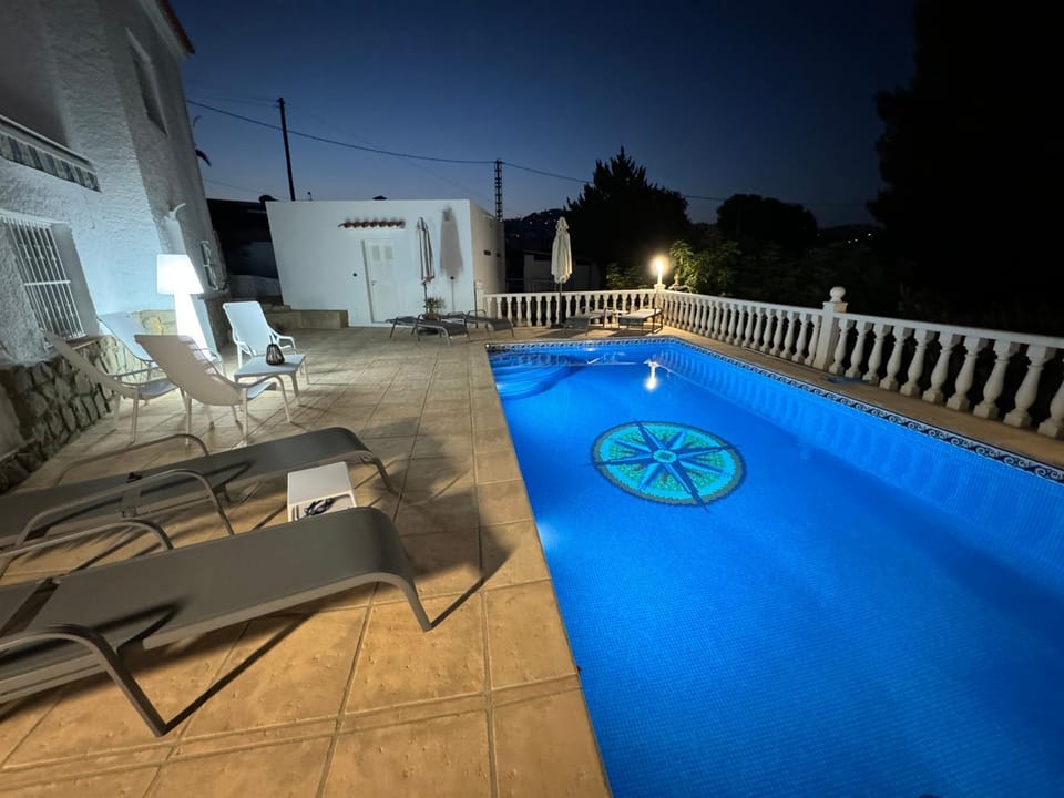 Swimming pool, sunbed
