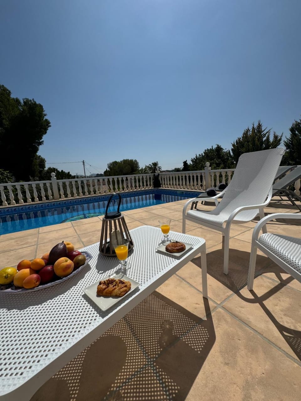 Swimming pool, sunbed