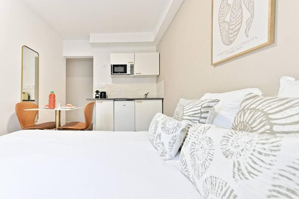 Bed, Kitchen or kitchenette, Photo of the whole room