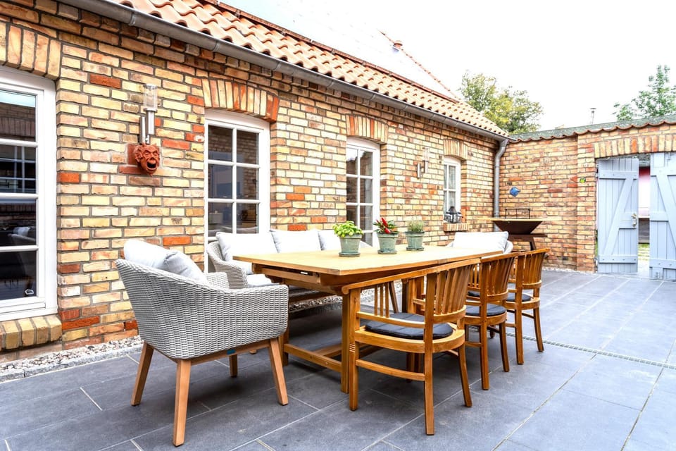 Property building, Patio, Day, View (from property/room), Balcony/Terrace, Seating area, Dining area