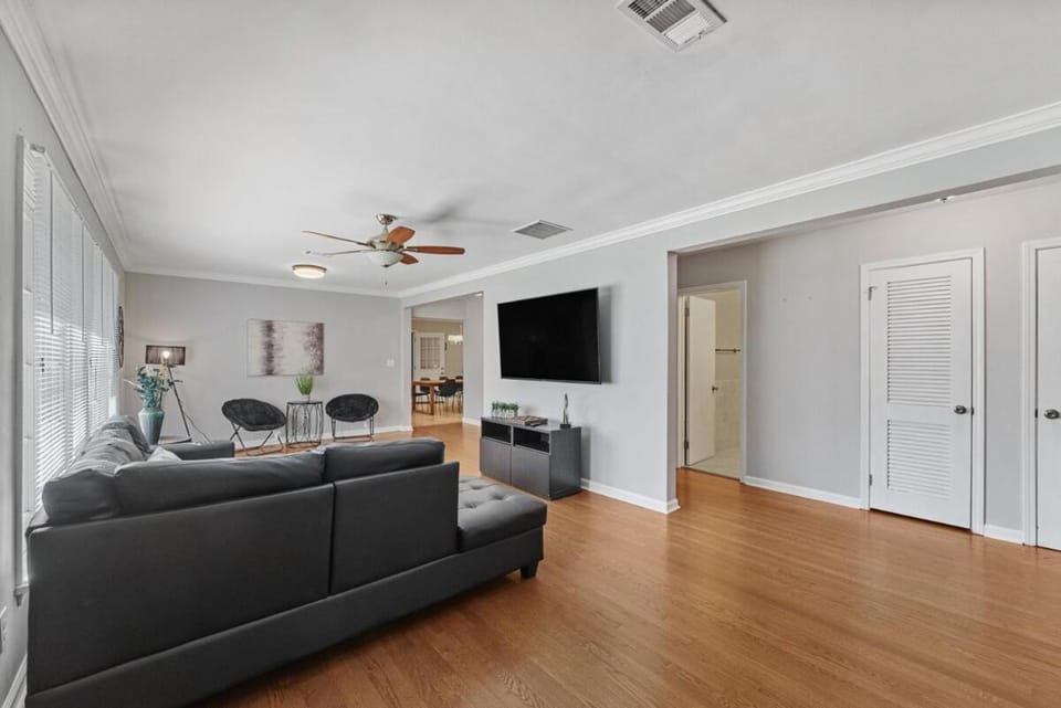 Communal lounge/ TV room, TV and multimedia, Living room, Seating area, Evening entertainment