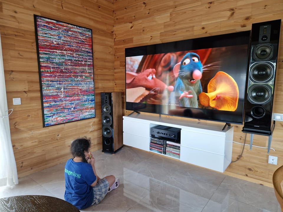 Communal lounge/ TV room, People, TV and multimedia, Evening entertainment, children