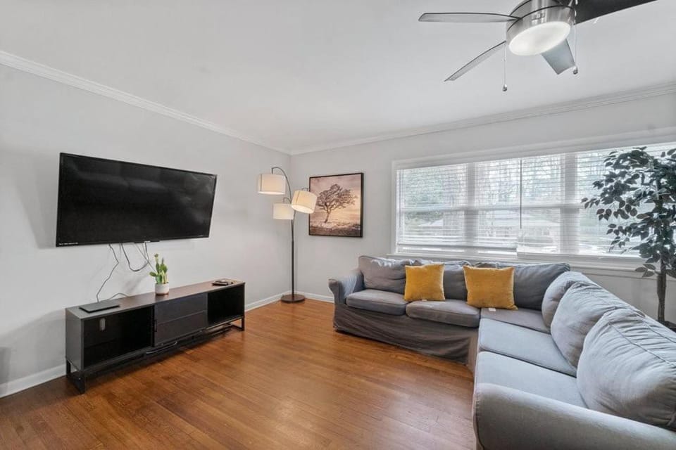 Communal lounge/ TV room, TV and multimedia, Living room, Seating area, Evening entertainment