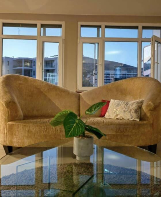 Epic mountain views-Loadshedding FREE-Self Checkin Apartment in Cape Town