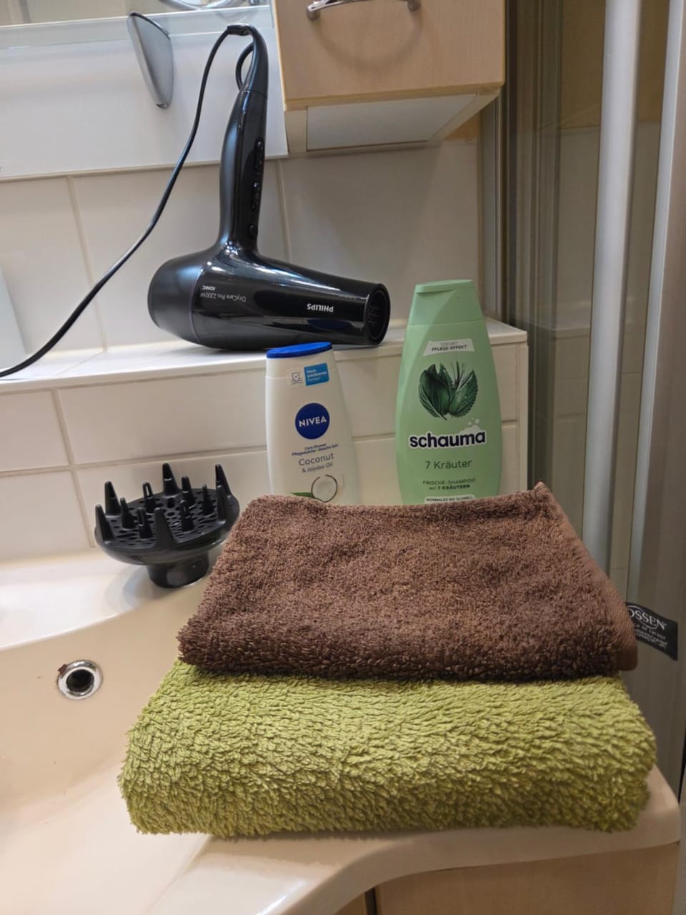 7 min to citycenter !! Subway U3 100m, southside singleroom own SHOWER, WC ! free WIFI ,TV, dishes, fridge, oven, waterheater, microwave, coffee, bike, next to river and park,many restaurants and supermarkets around 200m, nonsmoker ! self check in -simply Vacation rental in Munich
