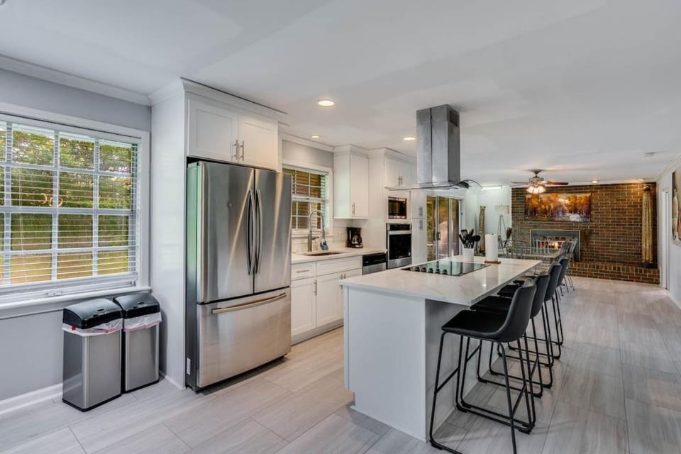 Kitchen or kitchenette, Dining area, dishwasher, oven, pet friendly, stove