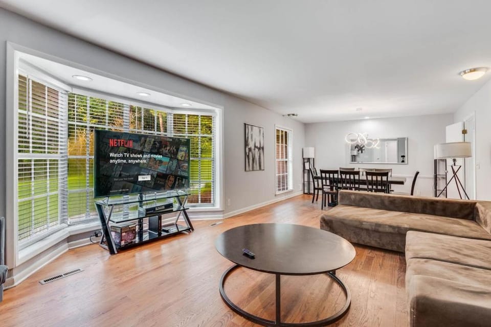 Communal lounge/ TV room, TV and multimedia, Living room, Seating area, Dining area, Evening entertainment