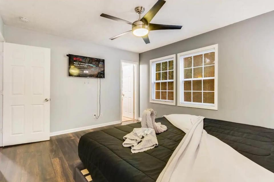 Bed, TV and multimedia, Bedroom, towels