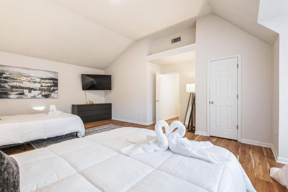 Bed, TV and multimedia, Bedroom
