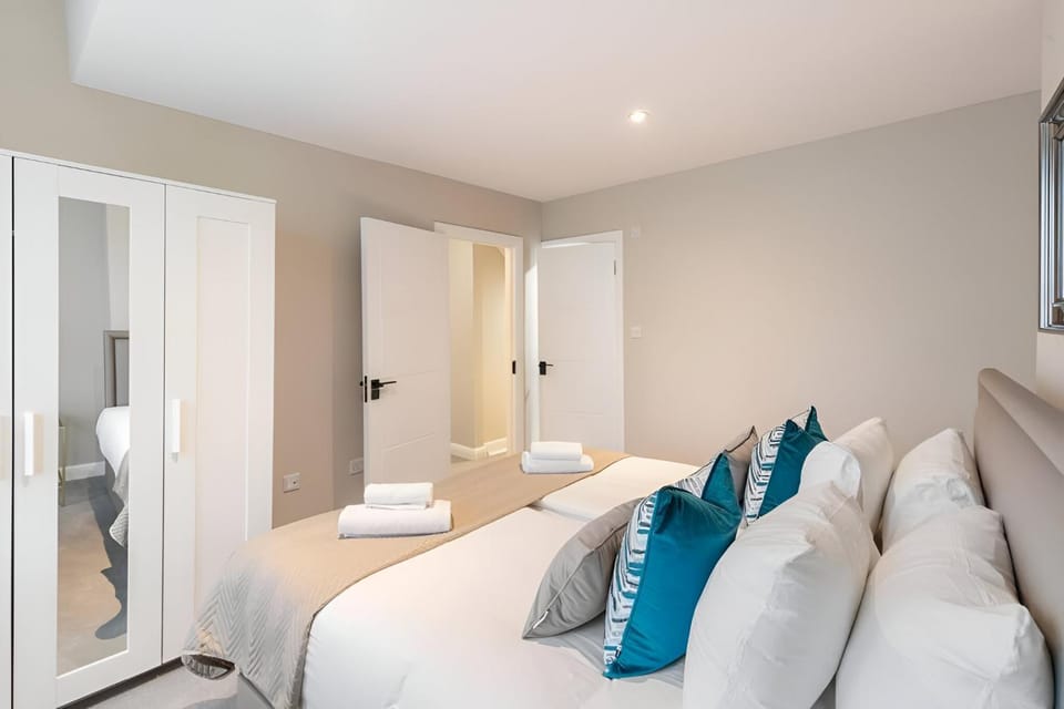 Bed, Bedroom, towels, wardrobe