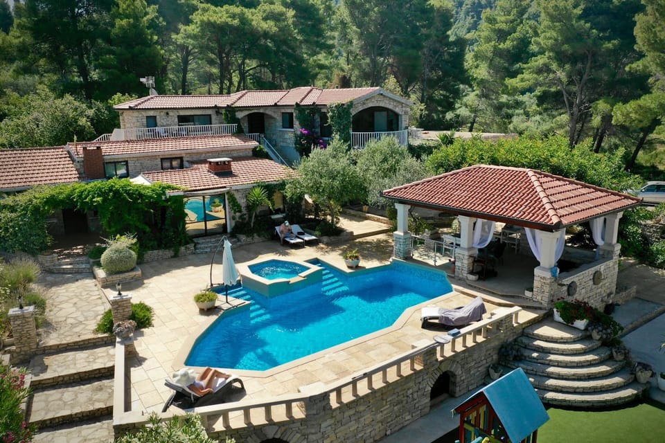 Property building, Patio, Spring, Day, Garden, Hot Tub, Balcony/Terrace, Tennis court, Garden view, Pool view, Swimming pool, Sports, group of guests, internet, sunbed