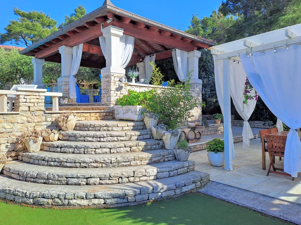 Property building, Communal lounge/ TV room, Spring, Day, Living room, Garden view