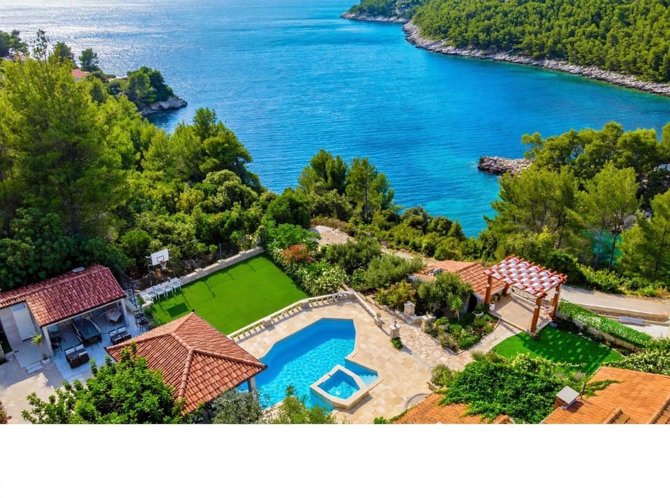 Property building, Day, Natural landscape, Bird's eye view, Garden, Hot Tub, Garden view, Pool view, Sea view, Swimming pool, Sports, Quiet street view, Inner courtyard view, internet, internet, sunbed