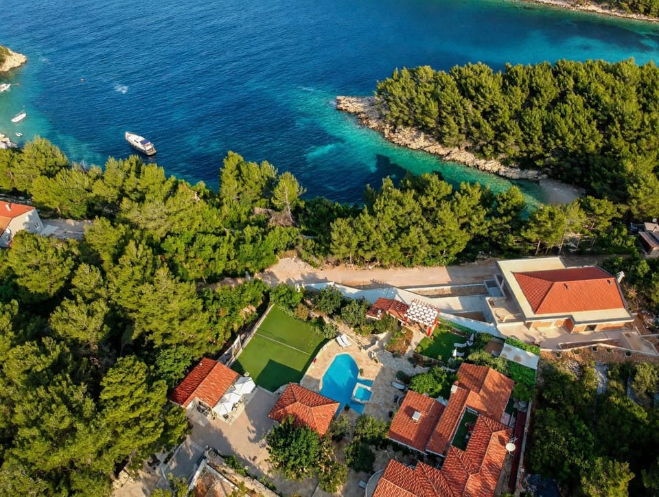 Property building, Day, Natural landscape, Bird's eye view, Beach, Pool view, Sea view, Swimming pool