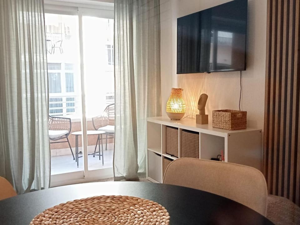 TV and multimedia, Living room, Seating area, Dining area