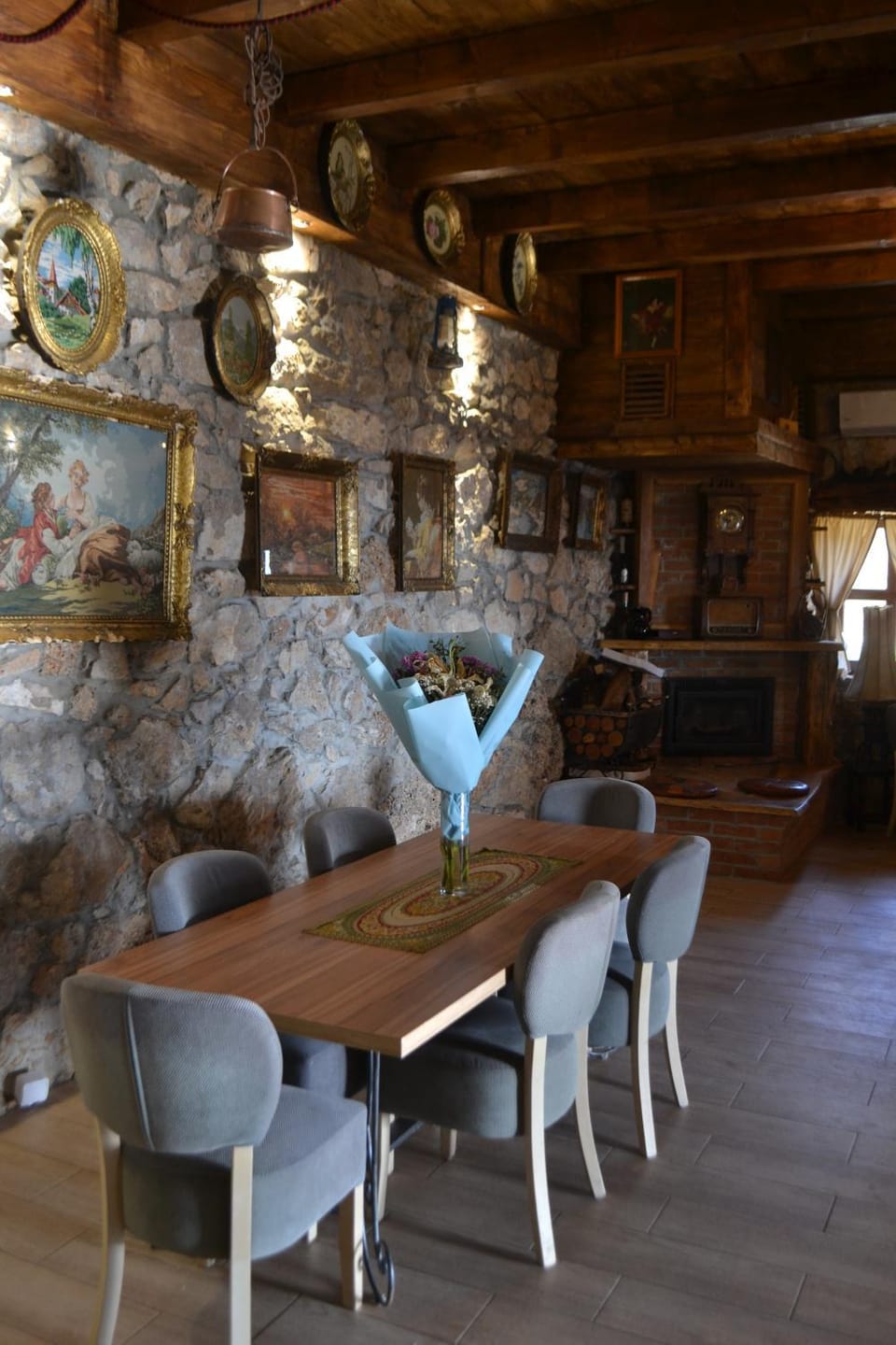 Seating area, Dining area