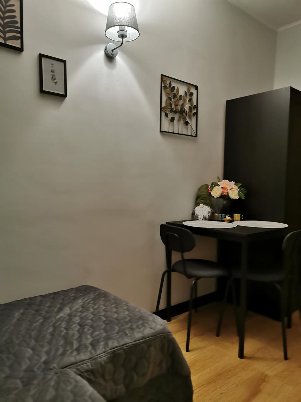 Photo of the whole room, Seating area
