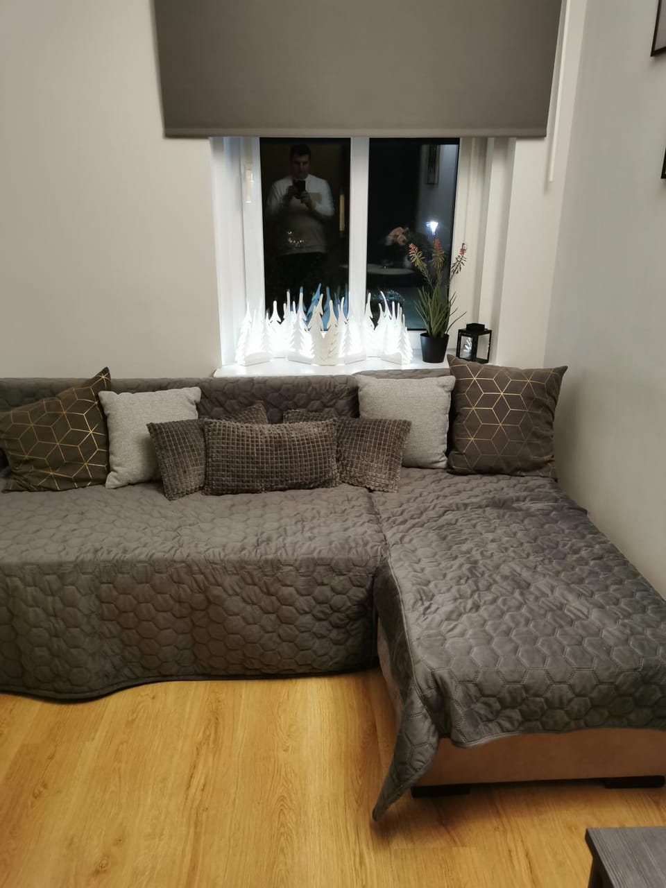 Photo of the whole room, Seating area