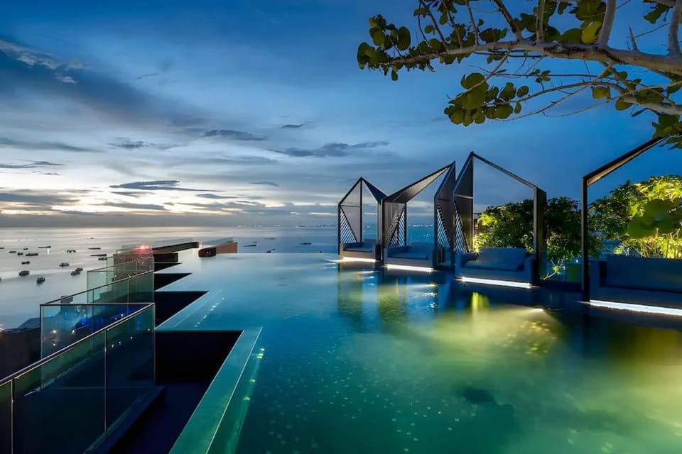 Central Pattaya Condo With Roof Top Pool Apartment in Pattaya City