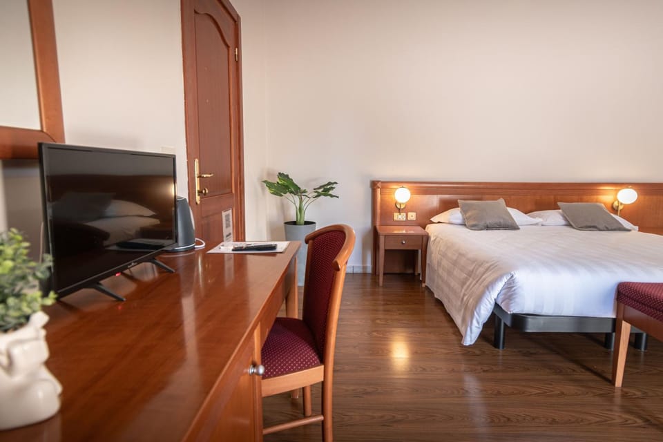 Bed, TV and multimedia, Bedroom
