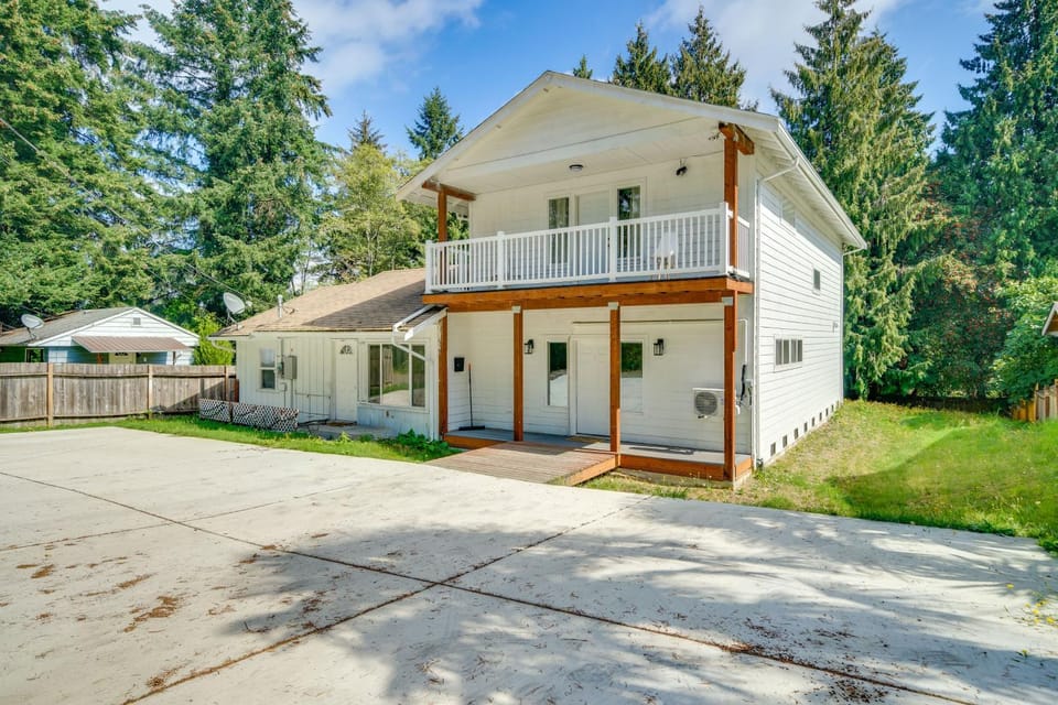 12 Mi to Seattle Townhome with Fenced Yard House in SeaTac