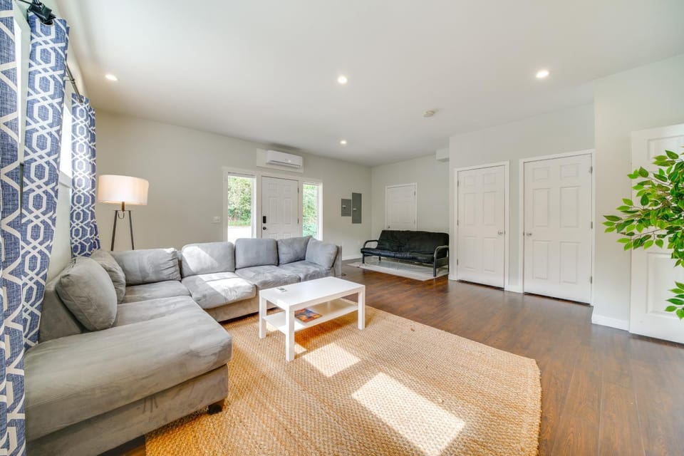 12 Mi to Seattle Townhome with Fenced Yard House in SeaTac