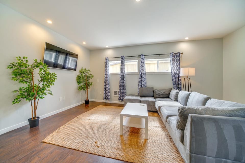 12 Mi to Seattle Townhome with Fenced Yard House in SeaTac