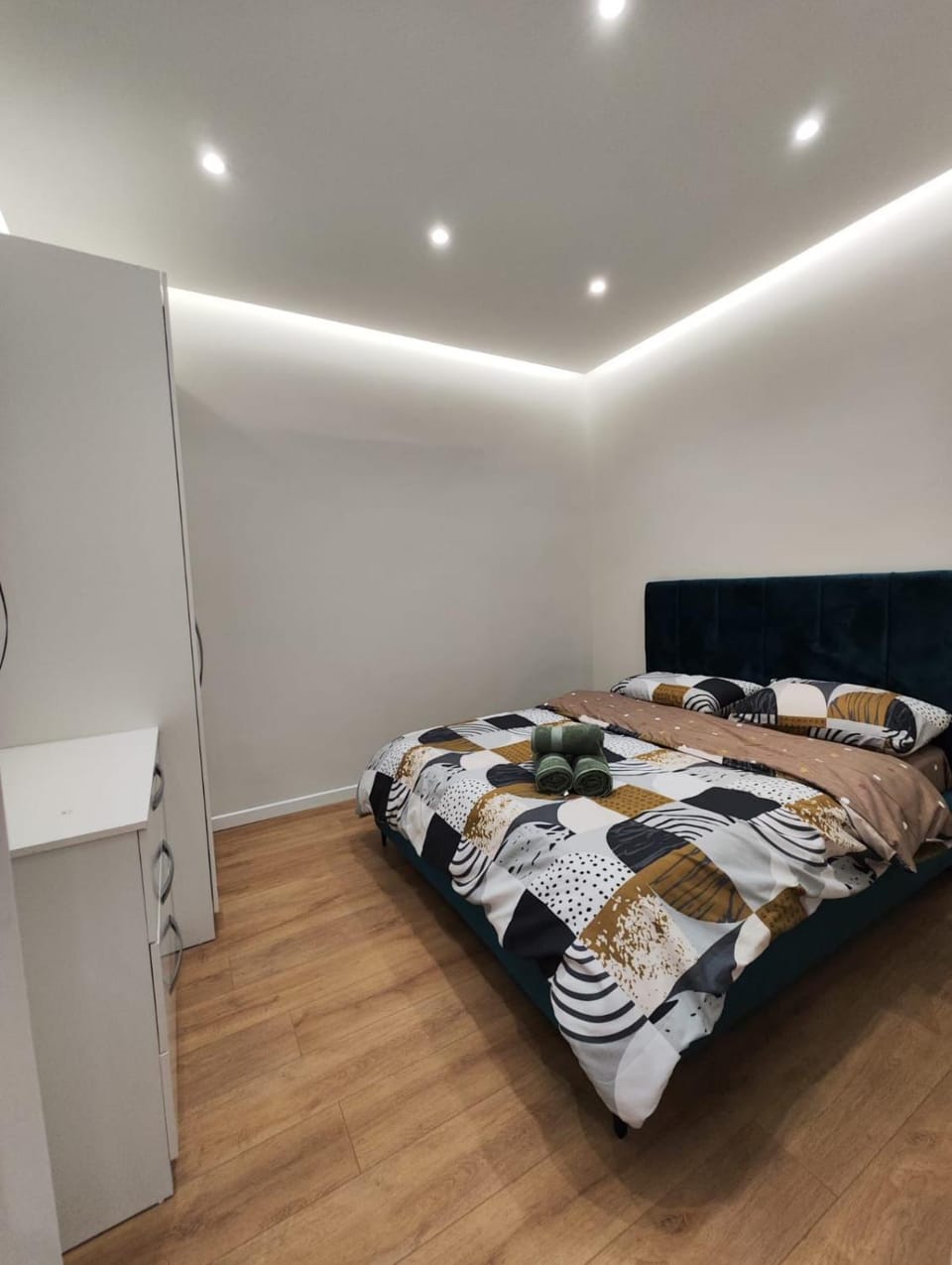 Bed, Bedroom, towels