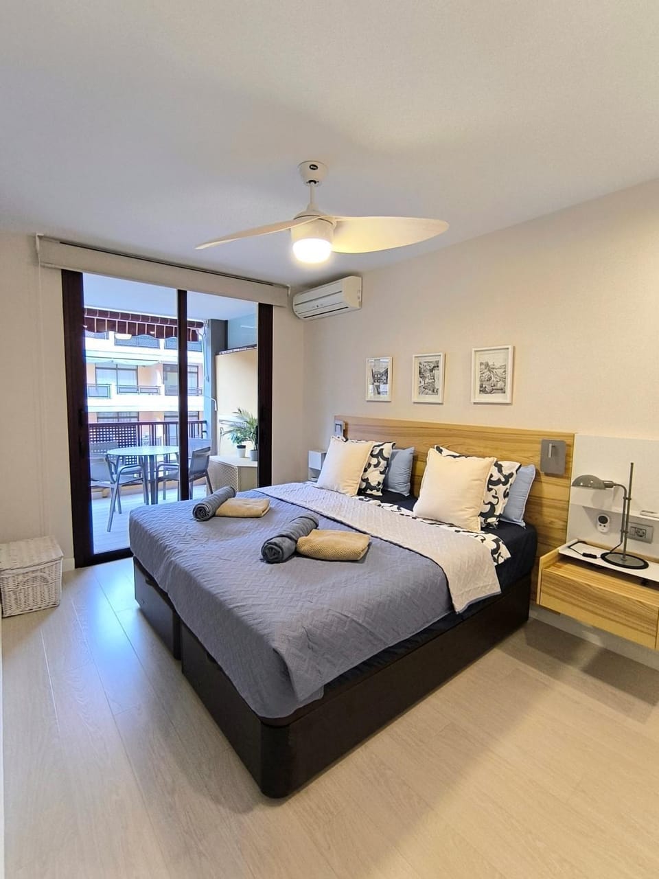 Bed, Seating area, Bedroom, air conditioner