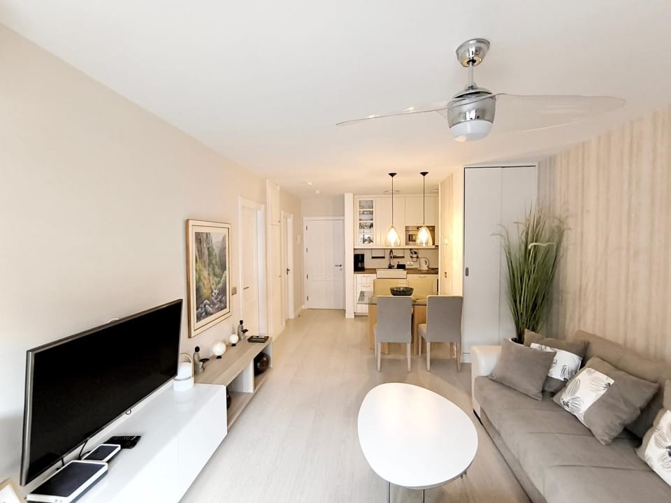 TV and multimedia, Kitchen or kitchenette, Living room, Seating area, Dining area