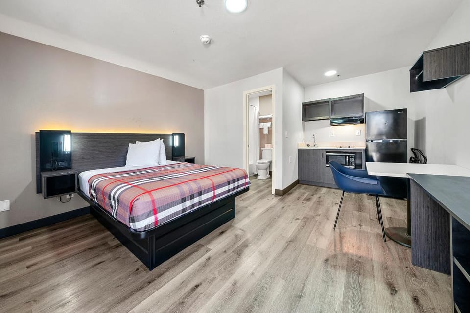 Bathroom, Kitchen or kitchenette, Photo of the whole room, Bedroom