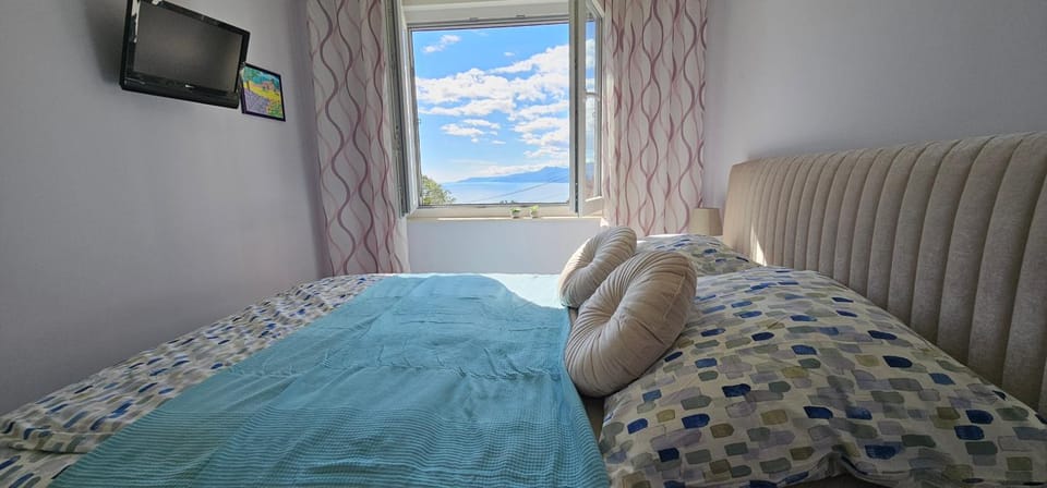 Bed, TV and multimedia, Bedroom