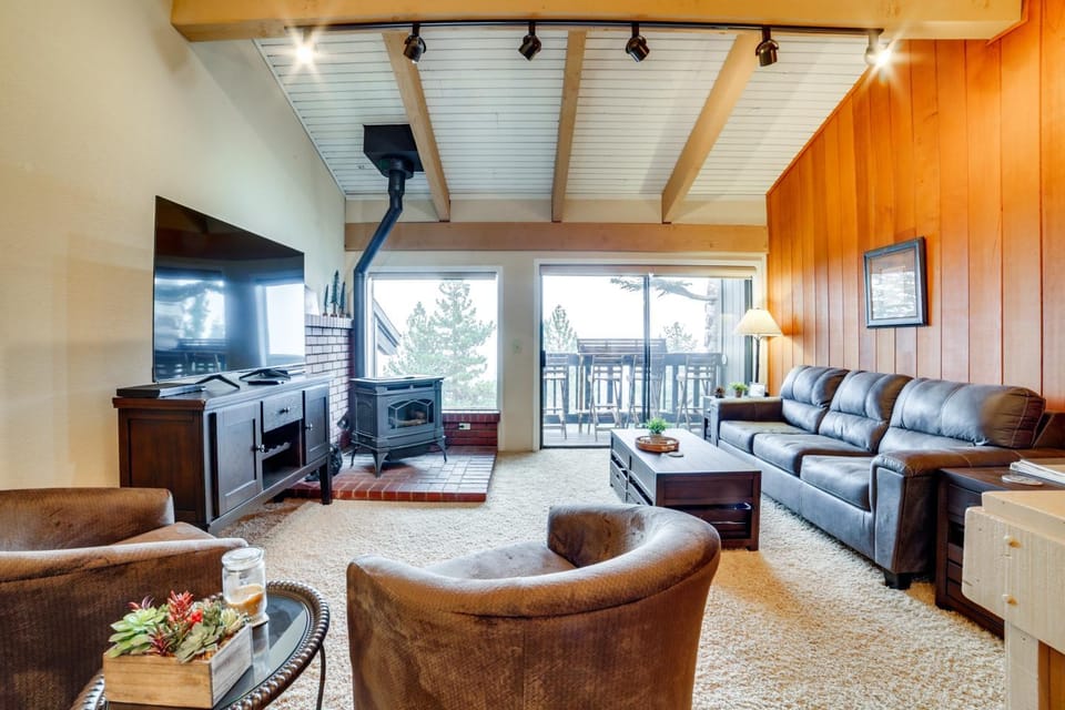 Walk to Ski Lift: Mtn-View Condo in Mammoth Lakes House in Mammoth Lakes