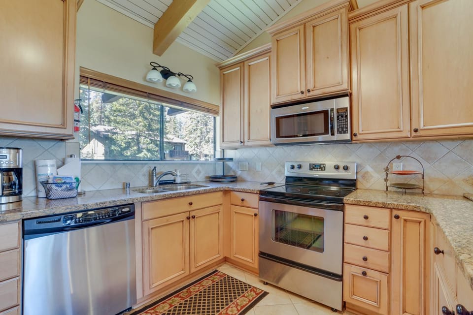 Walk to Ski Lift: Mtn-View Condo in Mammoth Lakes House in Mammoth Lakes