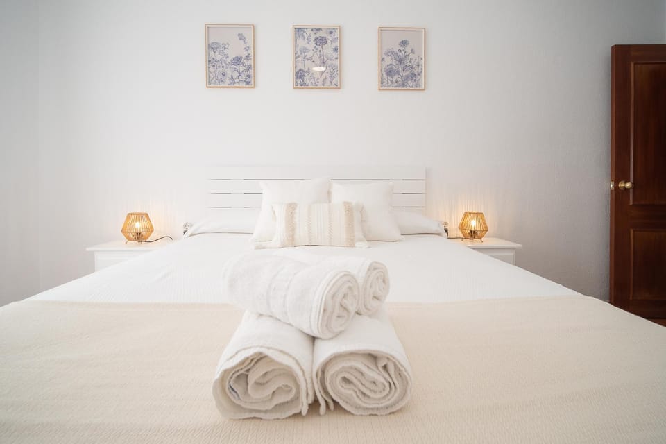 Bed, Photo of the whole room, Bedroom, towels
