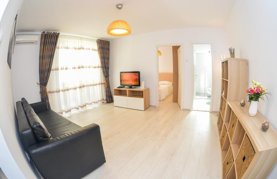 Communal lounge/ TV room, Bed, Living room, Photo of the whole room, City view