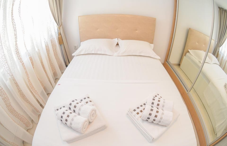 Bed, Seating area
