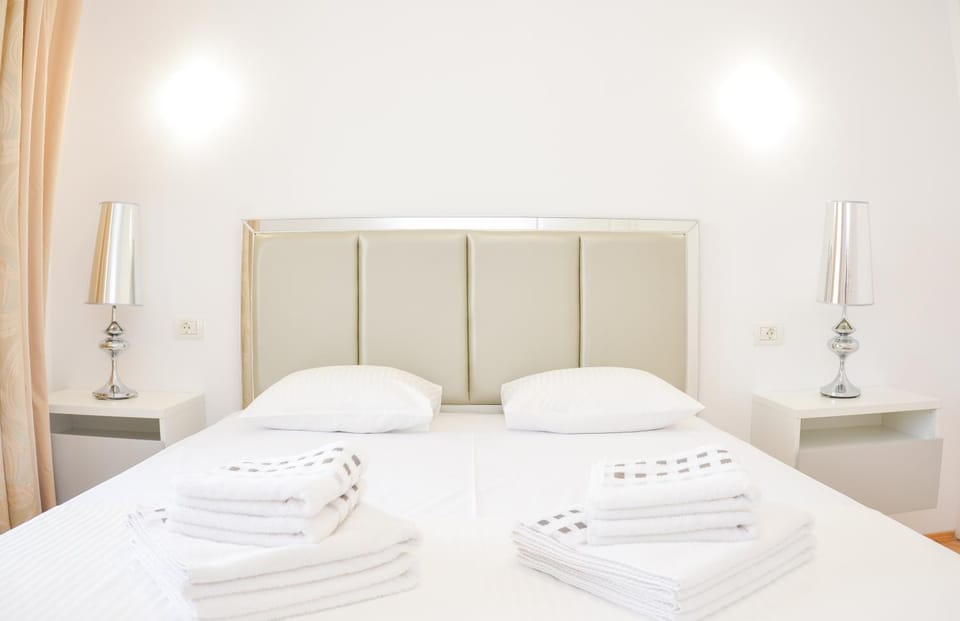 Bed, Photo of the whole room, Seating area, Bedroom