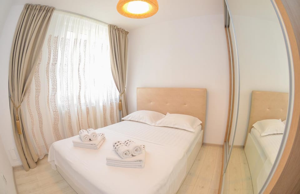 Bed, Photo of the whole room, Seating area
