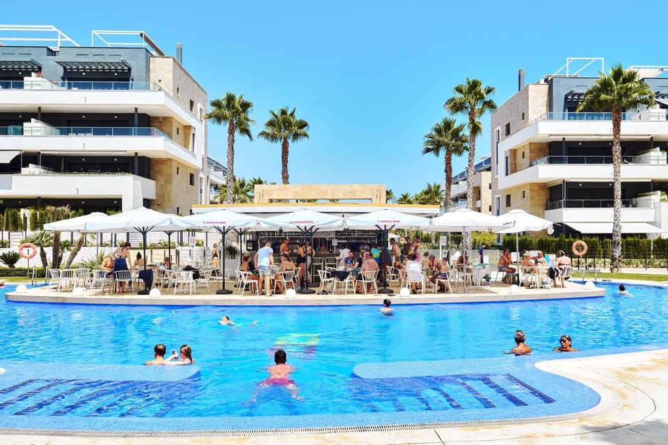 Pool view, Swimming pool, sunbed