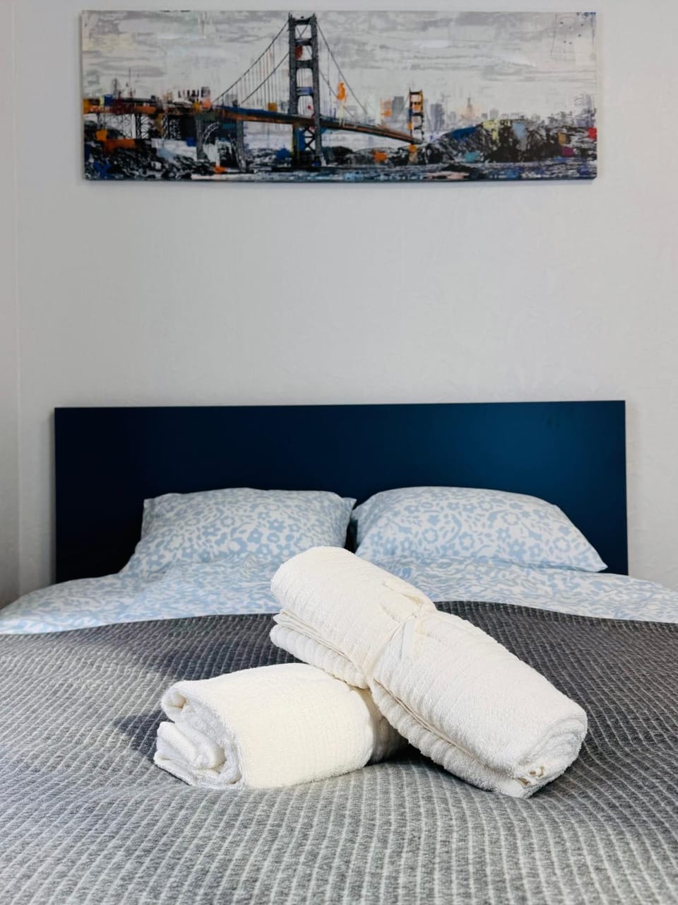 Bed, Bedroom, towels