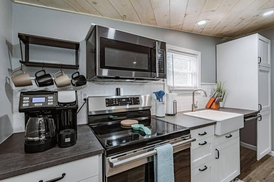 Coffee/tea facilities, Kitchen or kitchenette, microwave, oven, stove