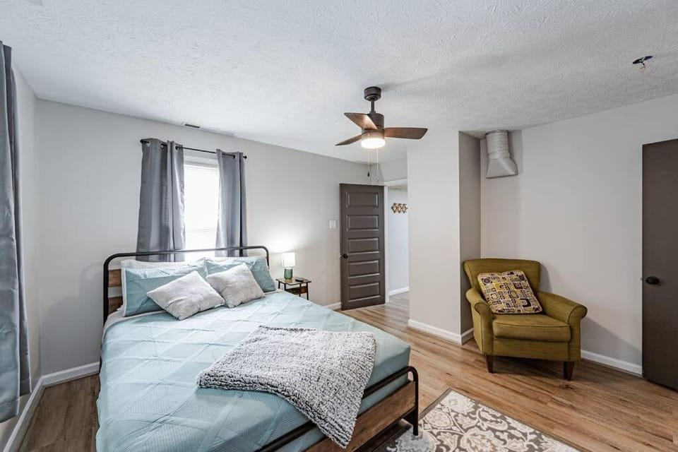 Bed, Photo of the whole room, Seating area, Bedroom