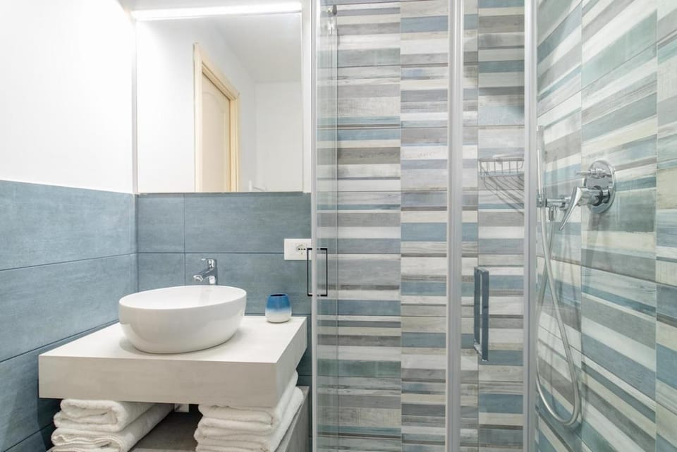 The HappyHouse, no lift by HAPPYHOSTORINO Apartment in Turin